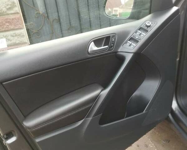 Серый Фольксваген Тигуан, объемом двигателя 1.98 л и пробегом 170 тыс. км за 12500 $, фото 6 на Automoto.ua