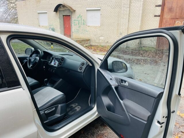 Сірий Фольксваген Тігуан, об'ємом двигуна 2 л та пробігом 217 тис. км за 12000 $, фото 11 на Automoto.ua