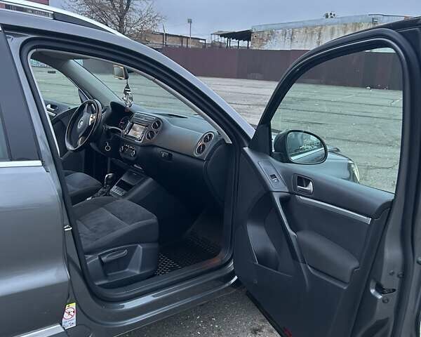 Серый Фольксваген Тигуан, объемом двигателя 1.97 л и пробегом 144 тыс. км за 16000 $, фото 10 на Automoto.ua