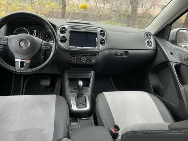 Сірий Фольксваген Тігуан, об'ємом двигуна 2 л та пробігом 217 тис. км за 12000 $, фото 17 на Automoto.ua