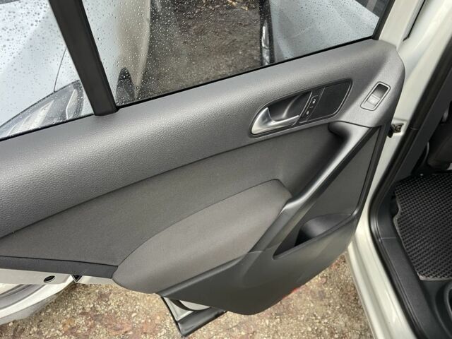 Сірий Фольксваген Тігуан, об'ємом двигуна 2 л та пробігом 217 тис. км за 12000 $, фото 18 на Automoto.ua