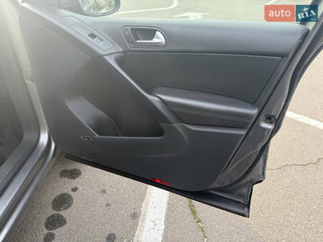 Сірий Фольксваген Тігуан, об'ємом двигуна 1.98 л та пробігом 180 тис. км за 11500 $, фото 27 на Automoto.ua