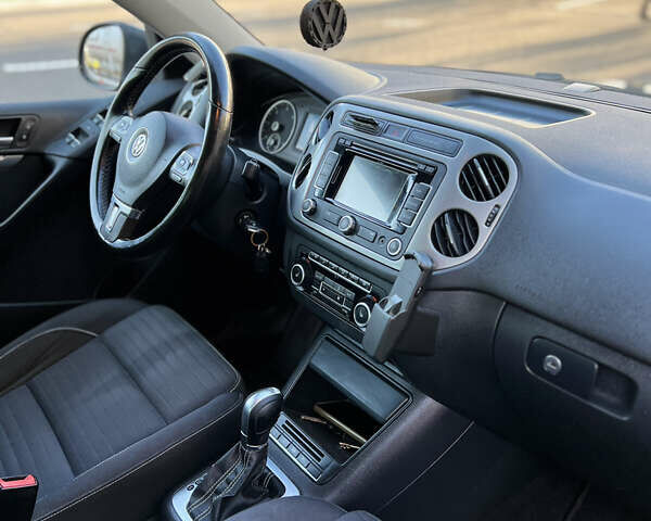 Серый Фольксваген Тигуан, объемом двигателя 2 л и пробегом 299 тыс. км за 13600 $, фото 13 на Automoto.ua