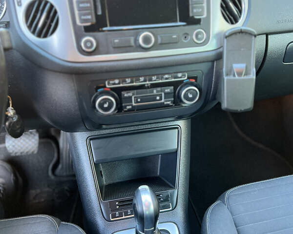 Серый Фольксваген Тигуан, объемом двигателя 2 л и пробегом 299 тыс. км за 13600 $, фото 17 на Automoto.ua