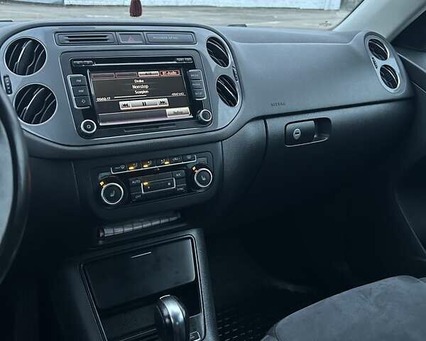 Серый Фольксваген Тигуан, объемом двигателя 1.97 л и пробегом 144 тыс. км за 16000 $, фото 22 на Automoto.ua