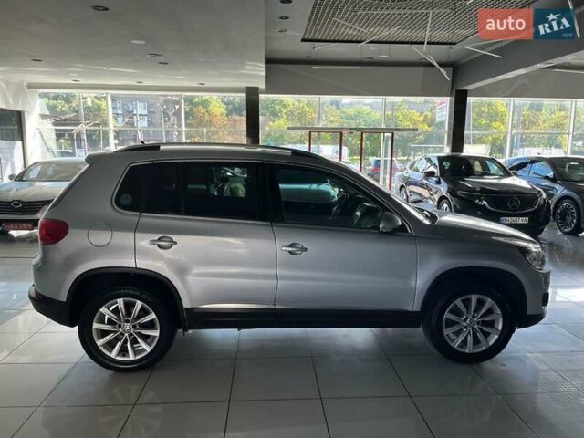 Серый Фольксваген Тигуан, объемом двигателя 2 л и пробегом 214 тыс. км за 15200 $, фото 4 на Automoto.ua