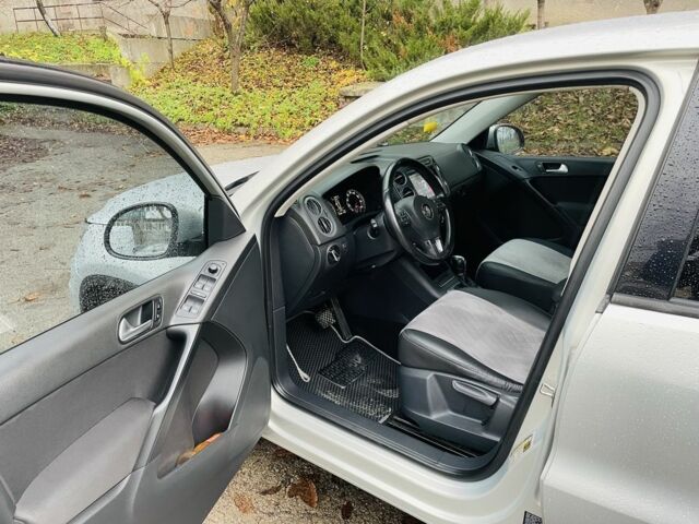 Сірий Фольксваген Тігуан, об'ємом двигуна 2 л та пробігом 217 тис. км за 12000 $, фото 8 на Automoto.ua