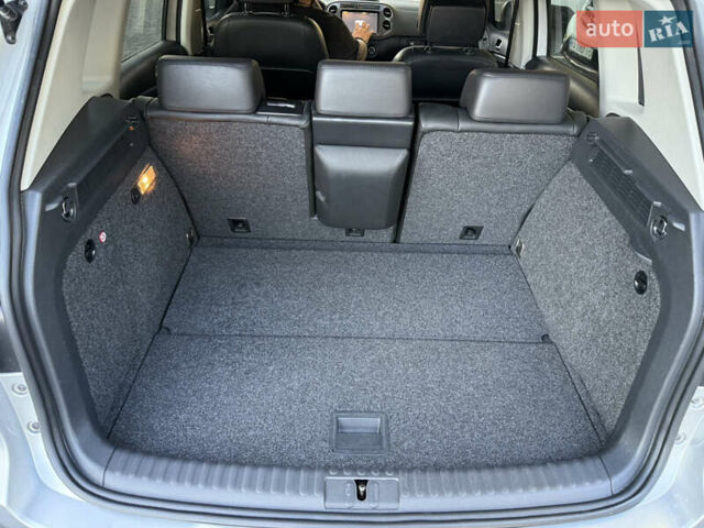 Сірий Фольксваген Тігуан, об'ємом двигуна 2 л та пробігом 74 тис. км за 16500 $, фото 28 на Automoto.ua