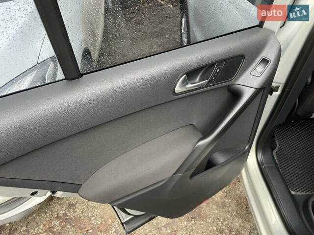 Сірий Фольксваген Тігуан, об'ємом двигуна 1.98 л та пробігом 217 тис. км за 12000 $, фото 17 на Automoto.ua