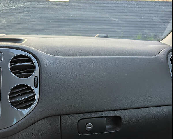 Серый Фольксваген Тигуан, объемом двигателя 1.97 л и пробегом 120 тыс. км за 22000 $, фото 5 на Automoto.ua