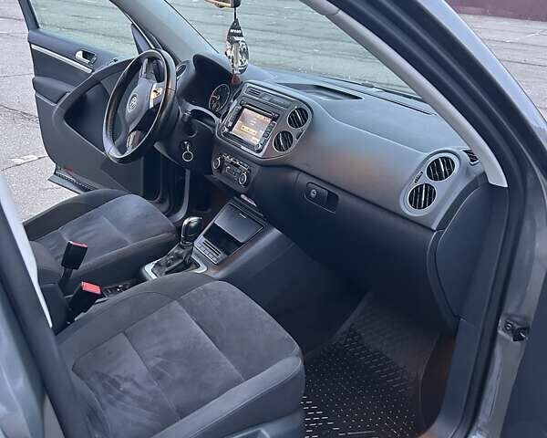 Серый Фольксваген Тигуан, объемом двигателя 1.97 л и пробегом 144 тыс. км за 16000 $, фото 13 на Automoto.ua