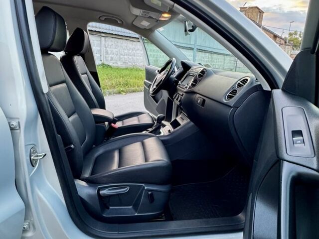 Сірий Фольксваген Тігуан, об'ємом двигуна 2 л та пробігом 250 тис. км за 10500 $, фото 19 на Automoto.ua