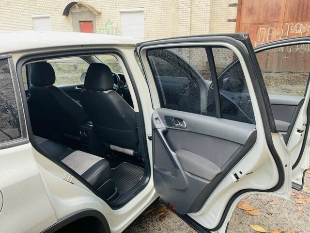 Сірий Фольксваген Тігуан, об'ємом двигуна 2 л та пробігом 217 тис. км за 12000 $, фото 10 на Automoto.ua