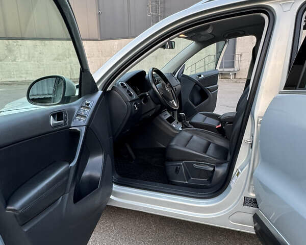 Серый Фольксваген Тигуан, объемом двигателя 1.98 л и пробегом 250 тыс. км за 9900 $, фото 28 на Automoto.ua