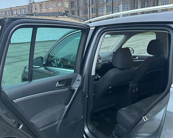 Серый Фольксваген Тигуан, объемом двигателя 1.97 л и пробегом 144 тыс. км за 16000 $, фото 16 на Automoto.ua