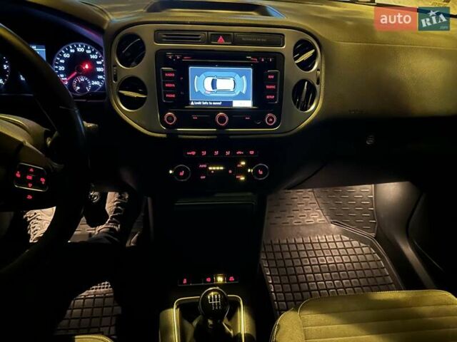 Сірий Фольксваген Тігуан, об'ємом двигуна 1.97 л та пробігом 135 тис. км за 13700 $, фото 41 на Automoto.ua