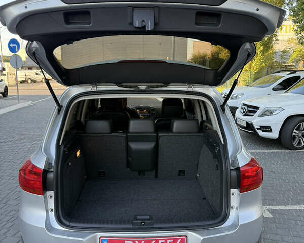 Сірий Фольксваген Тігуан, об'ємом двигуна 2 л та пробігом 74 тис. км за 16500 $, фото 27 на Automoto.ua