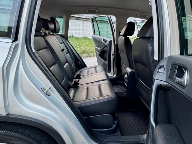 Сірий Фольксваген Тігуан, об'ємом двигуна 2 л та пробігом 250 тис. км за 10500 $, фото 20 на Automoto.ua