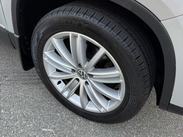 Сірий Фольксваген Тігуан, об'ємом двигуна 2 л та пробігом 250 тис. км за 10500 $, фото 10 на Automoto.ua