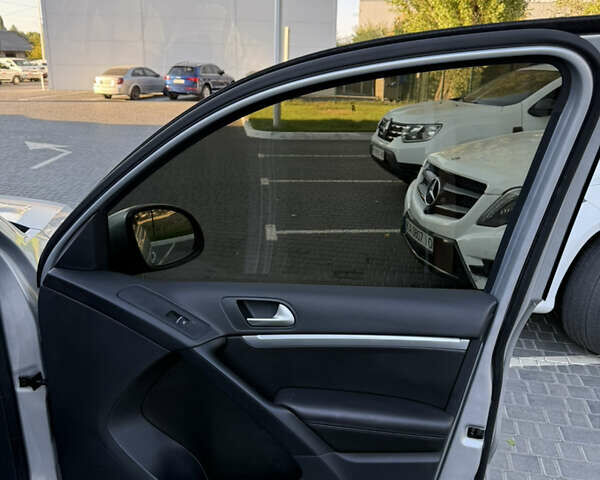 Сірий Фольксваген Тігуан, об'ємом двигуна 2 л та пробігом 74 тис. км за 16500 $, фото 37 на Automoto.ua