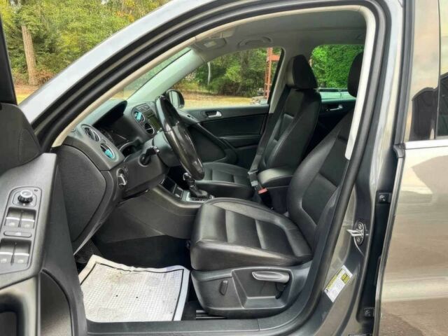 Сірий Фольксваген Тігуан, об'ємом двигуна 2 л та пробігом 80 тис. км за 4500 $, фото 8 на Automoto.ua