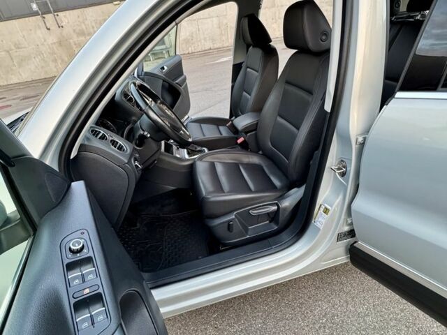 Сірий Фольксваген Тігуан, об'ємом двигуна 2 л та пробігом 250 тис. км за 10500 $, фото 16 на Automoto.ua