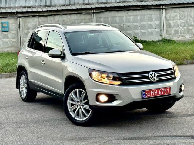 Сірий Фольксваген Тігуан, об'ємом двигуна 2 л та пробігом 250 тис. км за 10500 $, фото 1 на Automoto.ua