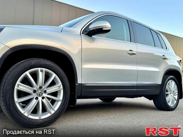 Серый Фольксваген Тигуан, объемом двигателя 2 л и пробегом 250 тыс. км за 10500 $, фото 5 на Automoto.ua