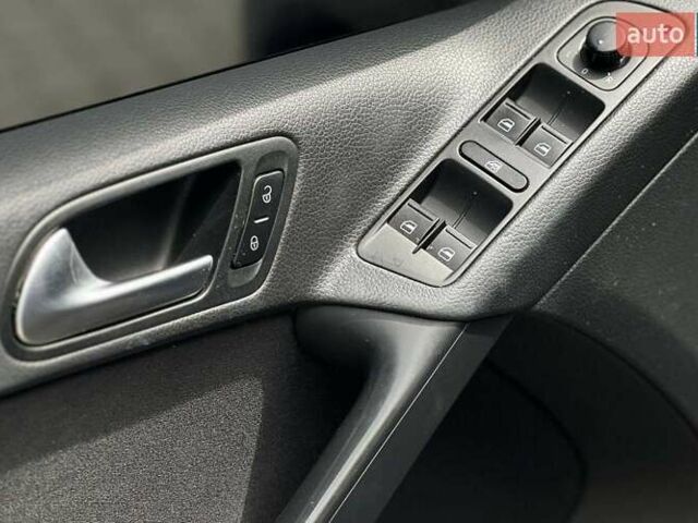 Серый Фольксваген Тигуан, объемом двигателя 1.98 л и пробегом 255 тыс. км за 13000 $, фото 3 на Automoto.ua