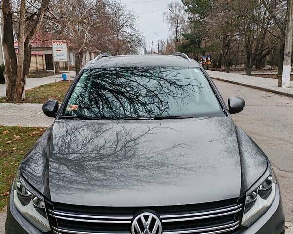 Серый Фольксваген Тигуан, объемом двигателя 1.98 л и пробегом 170 тыс. км за 12500 $, фото 1 на Automoto.ua