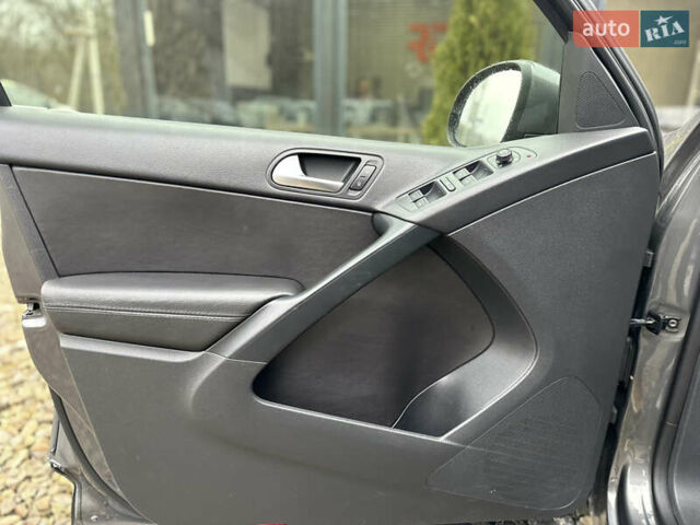 Серый Фольксваген Тигуан, объемом двигателя 2 л и пробегом 170 тыс. км за 12000 $, фото 15 на Automoto.ua