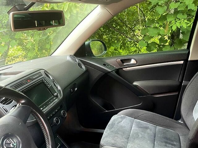 Серый Фольксваген Тигуан, объемом двигателя 2 л и пробегом 159 тыс. км за 16000 $, фото 2 на Automoto.ua