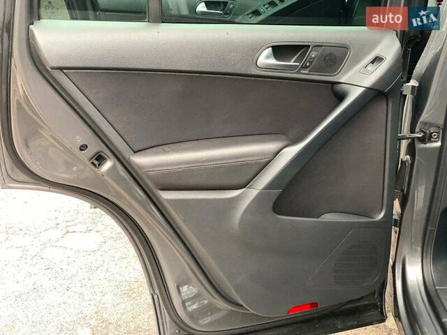 Серый Фольксваген Тигуан, объемом двигателя 2 л и пробегом 195 тыс. км за 15340 $, фото 19 на Automoto.ua