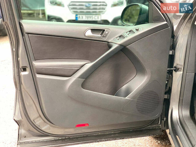 Серый Фольксваген Тигуан, объемом двигателя 2 л и пробегом 195 тыс. км за 15340 $, фото 18 на Automoto.ua