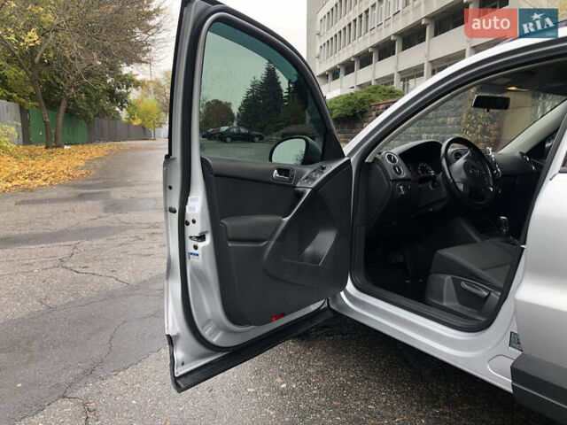 Сірий Фольксваген Тігуан, об'ємом двигуна 1.98 л та пробігом 197 тис. км за 13500 $, фото 18 на Automoto.ua