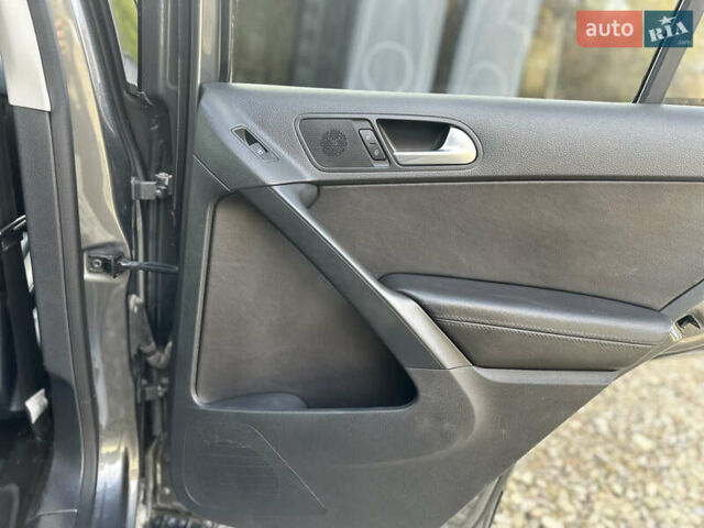 Серый Фольксваген Тигуан, объемом двигателя 2 л и пробегом 170 тыс. км за 12500 $, фото 20 на Automoto.ua