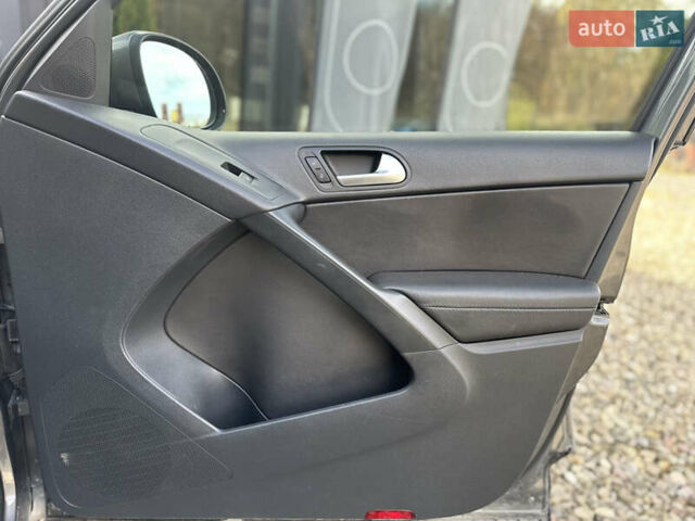 Серый Фольксваген Тигуан, объемом двигателя 2 л и пробегом 170 тыс. км за 12500 $, фото 22 на Automoto.ua