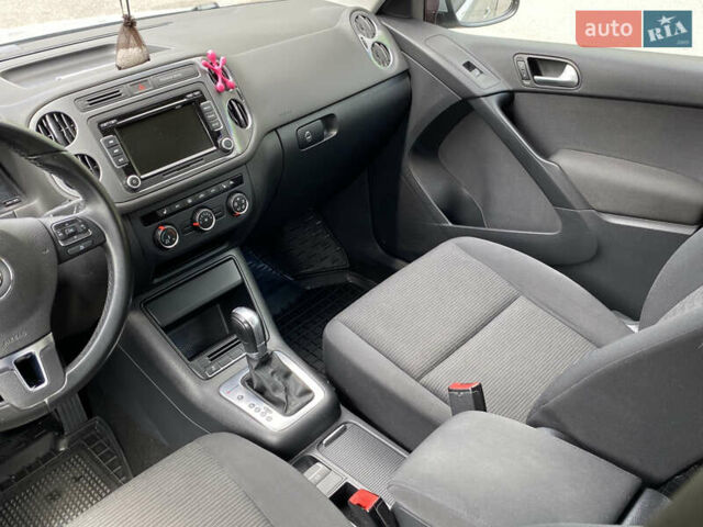 Сірий Фольксваген Тігуан, об'ємом двигуна 2 л та пробігом 224 тис. км за 13900 $, фото 26 на Automoto.ua