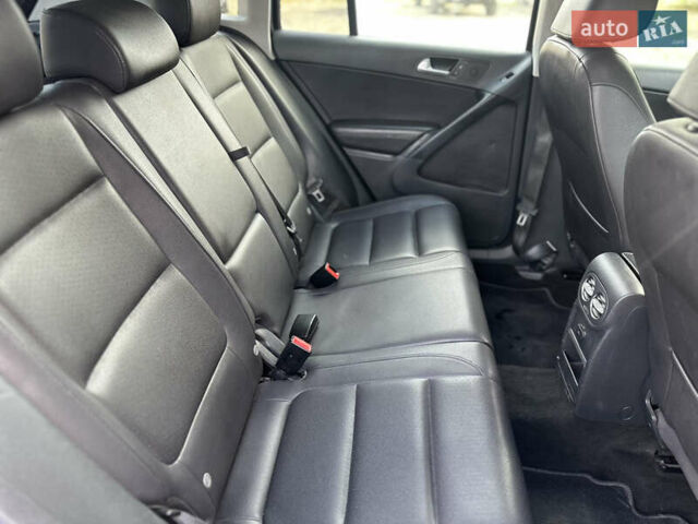 Серый Фольксваген Тигуан, объемом двигателя 2 л и пробегом 170 тыс. км за 12500 $, фото 21 на Automoto.ua