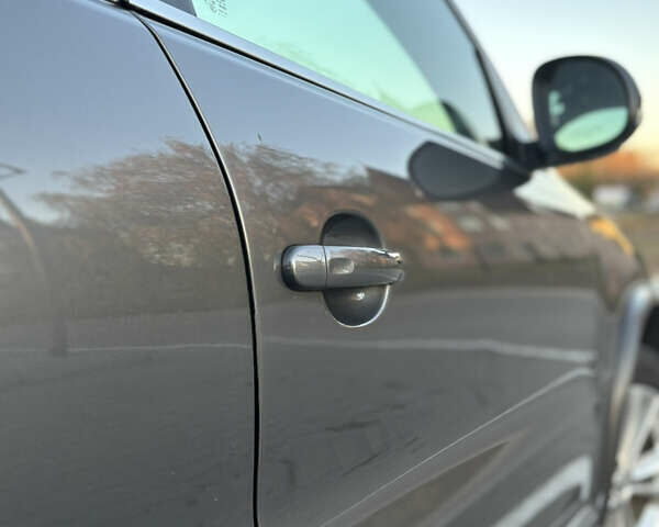 Серый Фольксваген Тигуан, объемом двигателя 2 л и пробегом 163 тыс. км за 14300 $, фото 14 на Automoto.ua