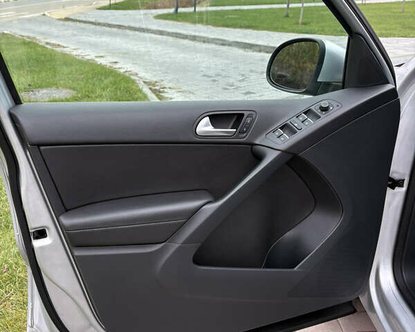 Серый Фольксваген Тигуан, объемом двигателя 2 л и пробегом 125 тыс. км за 14999 $, фото 30 на Automoto.ua