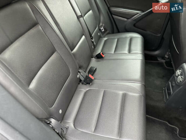 Серый Фольксваген Тигуан, объемом двигателя 2 л и пробегом 170 тыс. км за 12000 $, фото 20 на Automoto.ua