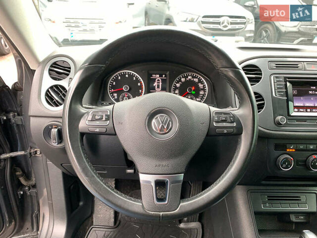 Серый Фольксваген Тигуан, объемом двигателя 2 л и пробегом 195 тыс. км за 15340 $, фото 26 на Automoto.ua