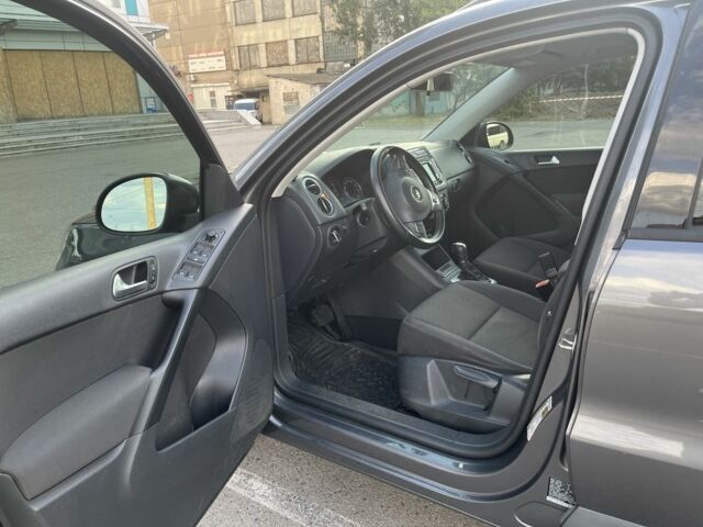 Сірий Фольксваген Тігуан, об'ємом двигуна 2 л та пробігом 193 тис. км за 11999 $, фото 4 на Automoto.ua