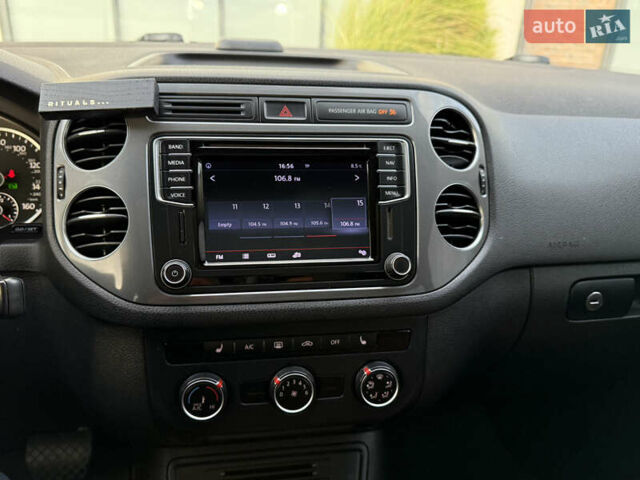 Сірий Фольксваген Тігуан, об'ємом двигуна 2 л та пробігом 176 тис. км за 12400 $, фото 30 на Automoto.ua