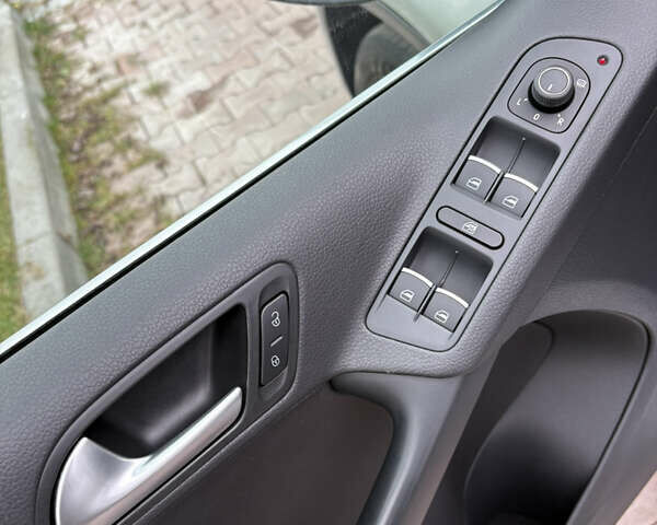 Серый Фольксваген Тигуан, объемом двигателя 2 л и пробегом 125 тыс. км за 14999 $, фото 31 на Automoto.ua