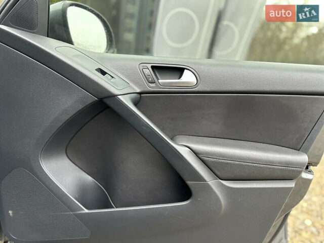 Серый Фольксваген Тигуан, объемом двигателя 2 л и пробегом 170 тыс. км за 12000 $, фото 21 на Automoto.ua