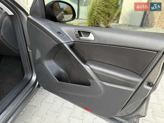 Сірий Фольксваген Тігуан, об'ємом двигуна 2 л та пробігом 176 тис. км за 12400 $, фото 37 на Automoto.ua