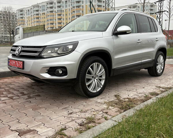 Серый Фольксваген Тигуан, объемом двигателя 2 л и пробегом 125 тыс. км за 14999 $, фото 1 на Automoto.ua