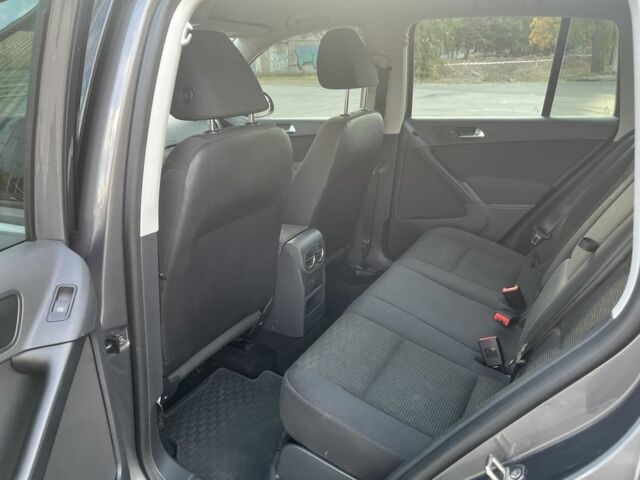 Сірий Фольксваген Тігуан, об'ємом двигуна 2 л та пробігом 193 тис. км за 11999 $, фото 7 на Automoto.ua